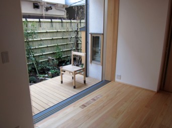 木組みの家「高円寺の家」居間から庭を臨む
