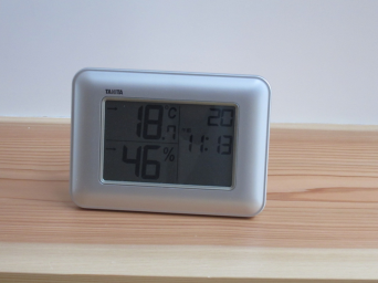 木組みの家「高円寺の家」温湿度時計