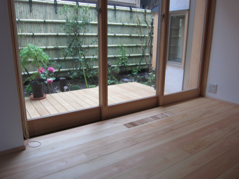 木組みの家「高円寺の家」居間から庭を