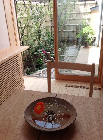 木組みの家「高円寺の家」生花と庭