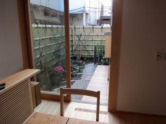木組みの家「高円寺の家」食事室から庭を眺める