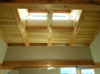 木組みの家「高円寺の家」寝室の垂木スリットガラス