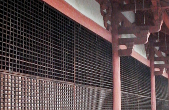西側に設置された浄土寺の格子
